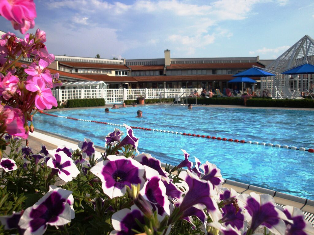 View of the outdoor area of the Limes Therme in Bad Gögging