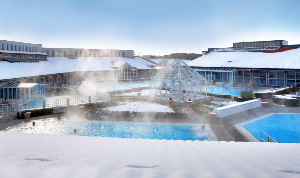 Blick auf den Außenbereich der Limes Therme in Bad Gögging im Winter
