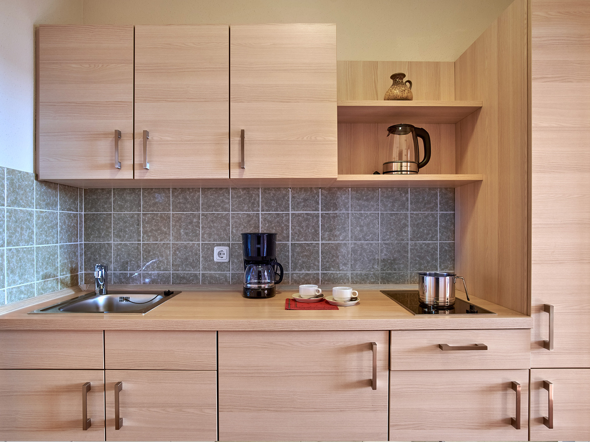 Blick auf eine Küchenzeile in einem Doppelzimmer Komfort im Apparthotel Minerva-Diana-Octavia in Bad Gögging