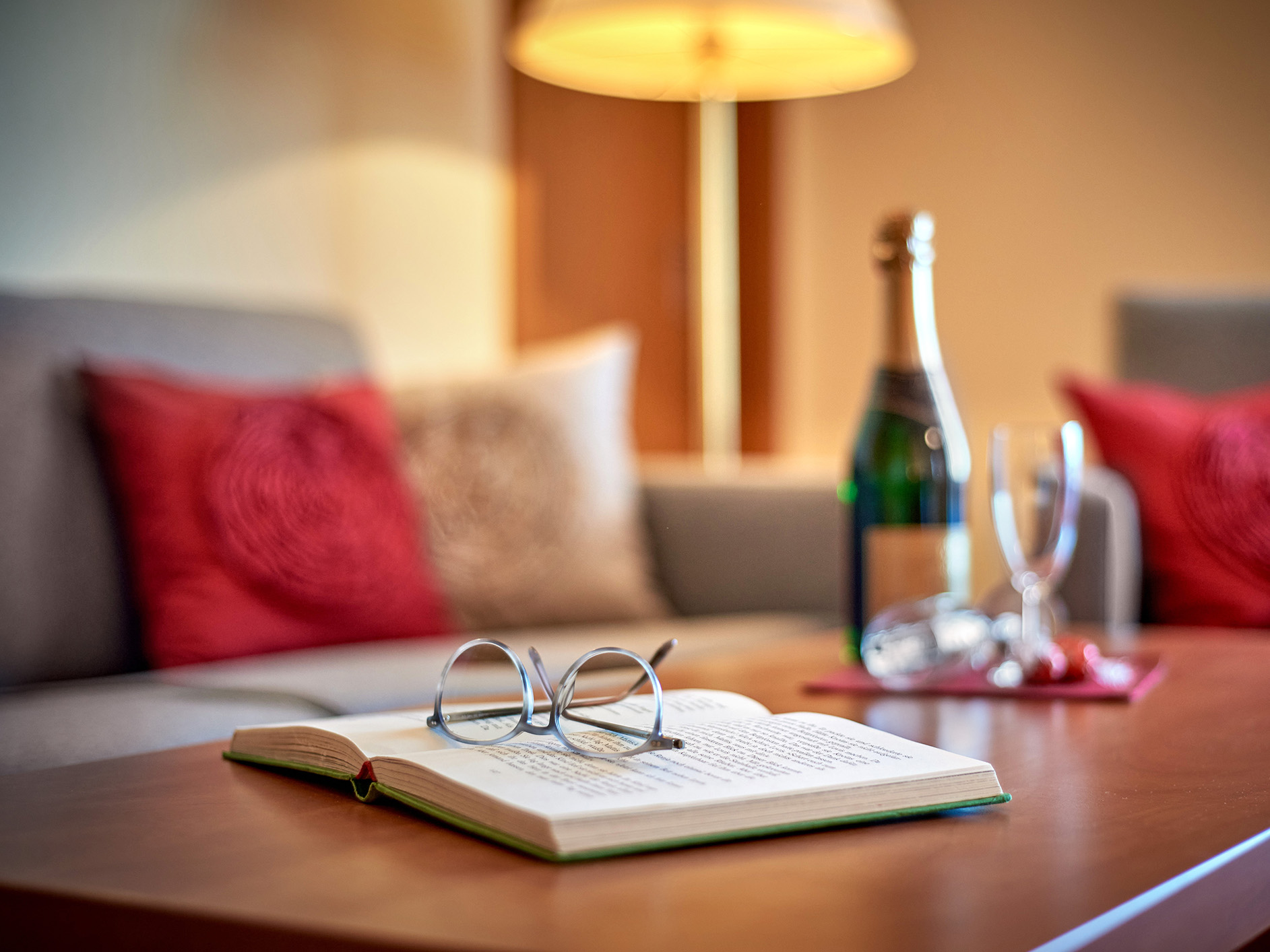 Stimmungsbild: Buch und Brille auf einem Tisch