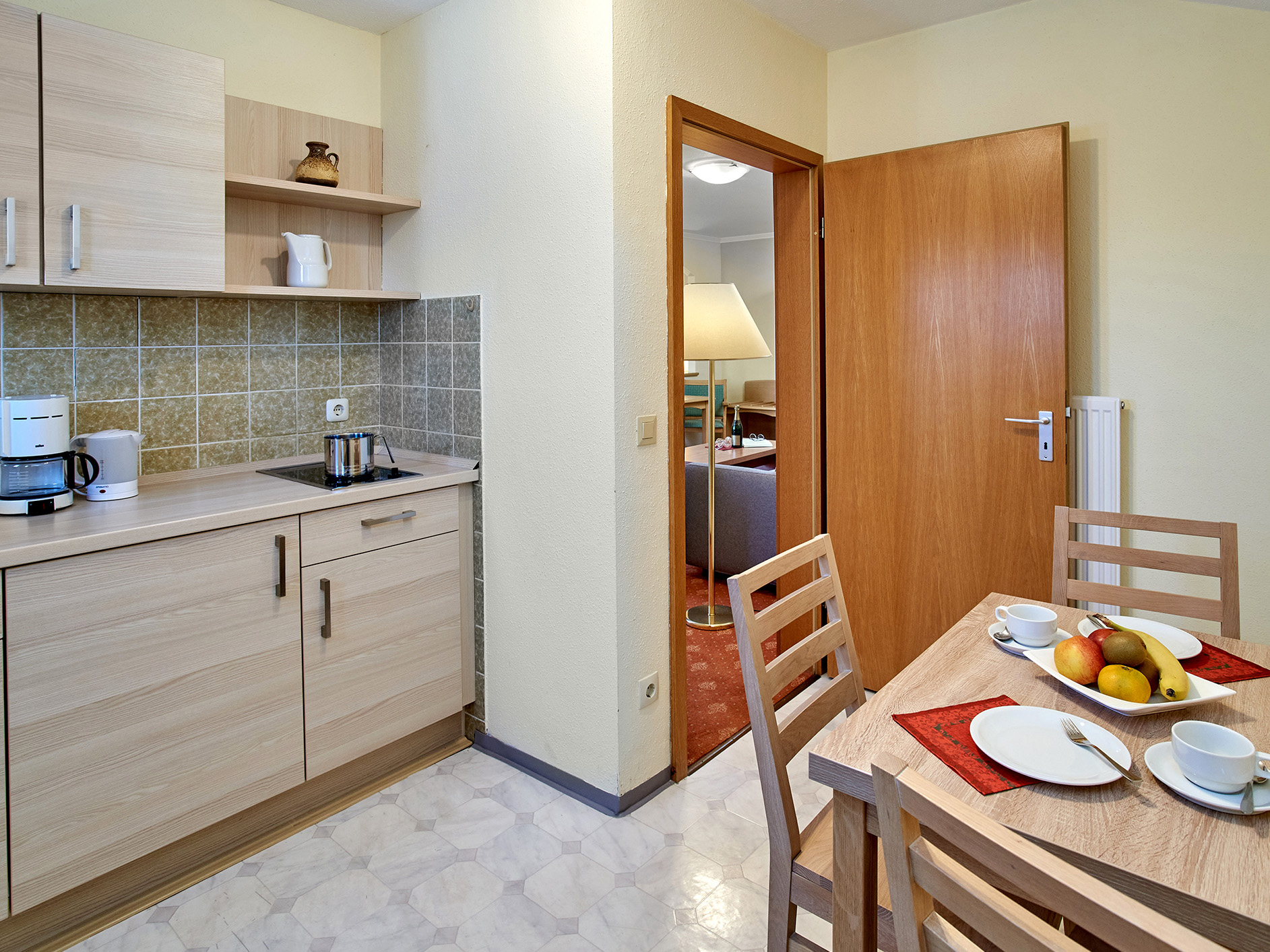 Blick in eine Küche in einer Suite im Apparthotel Minerva-Diana-Octavia in Bad Gögging