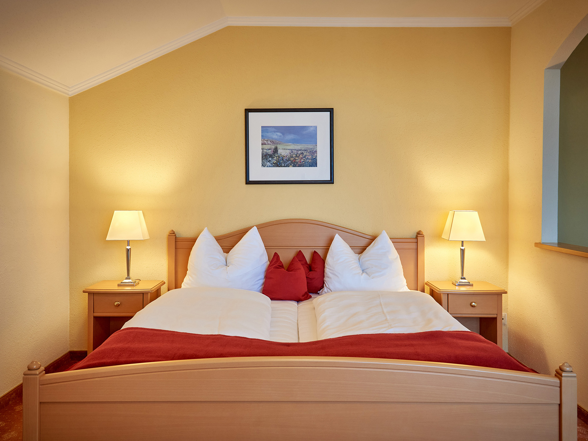 Blick in den Schlafbereich einer Suite im Apparthotel Minerva-Diana-Octavia in Bad Gögging