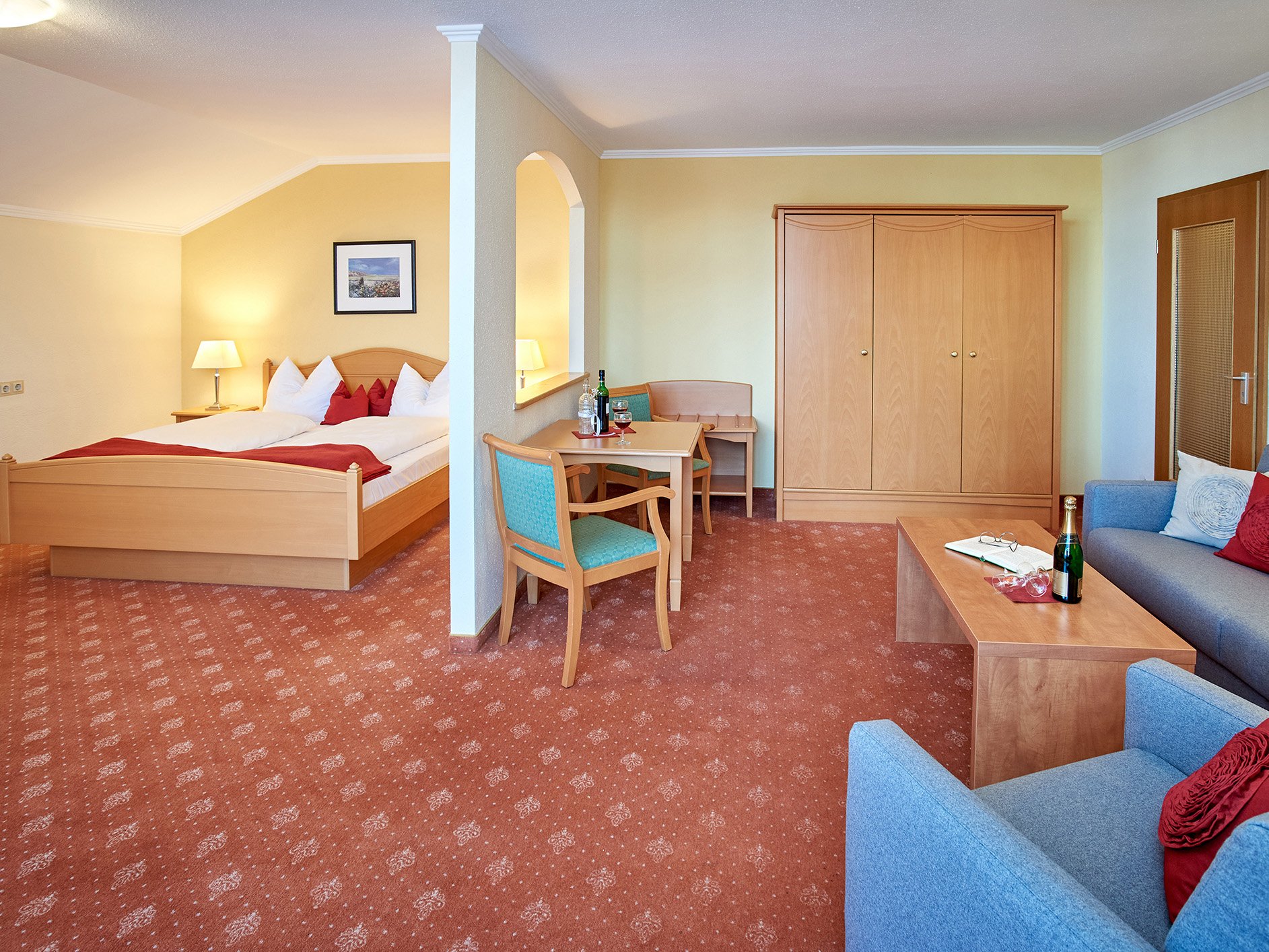 Blick in den Wohn- & Schlafbereich einer Suite im Apparthotel Minerva-Diana-Octavia in Bad Gögging